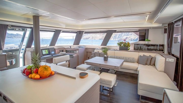 power-67-fountaine-pajot-motor-yachts-interior-02_l.jpg