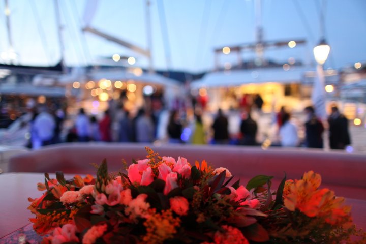 bouquet_on_yacht.jpg