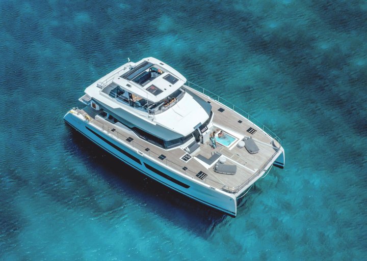 fountaine-pajot-power-67-anchoring-05.jpg